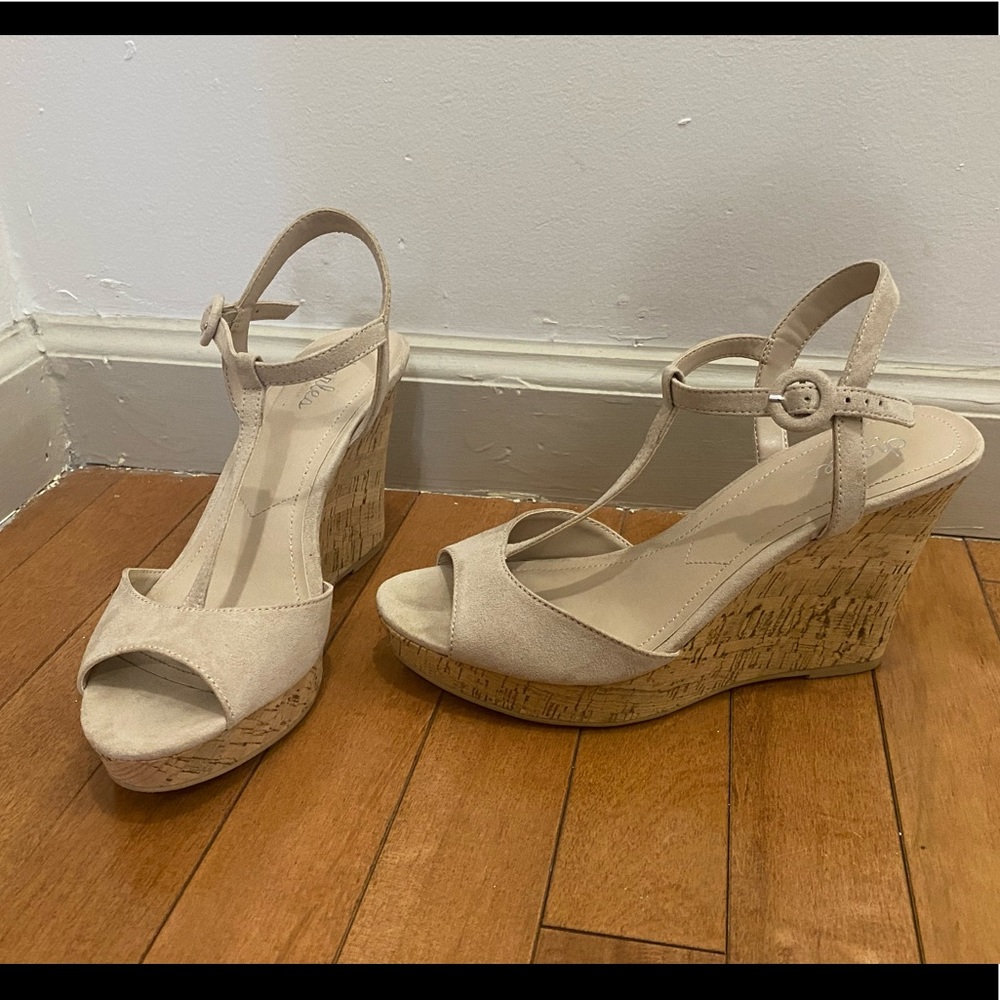 CHARLES by Charles David- Wedge sandal- Sz 8